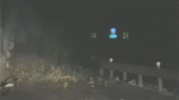 花蓮台8線慈航橋段 土石坍落砸中轎車