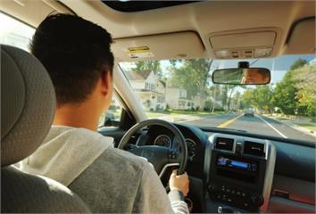 搭車老是暈車？醫教「4招」快速緩解 別再滑手機了