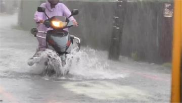 雨彈比颱風先到！ 屏東市區水淹半輪胎、馬路變河