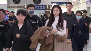 子瑜回家了！甜笑揮手謝粉絲 尖叫聲灌爆機場