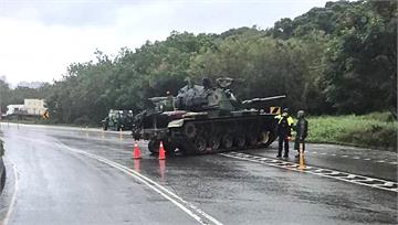 履帶突斷！陸軍「勇虎」戰車卡下坡引注目 吊車救出...