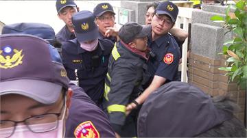 不滿職安改革 消防員衝行政院集結抗議爆推擠