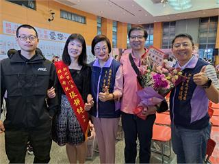 張靜純獲頒新北模範母親 寄養兒陪同受獎