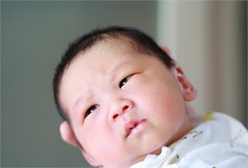 寶寶眼睛霧霧的？醫示警：「這些徵兆」恐是先天白內...