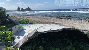 飛機蒙皮？綠島海邊驚見2片複合材料殘骸 通報軍方...