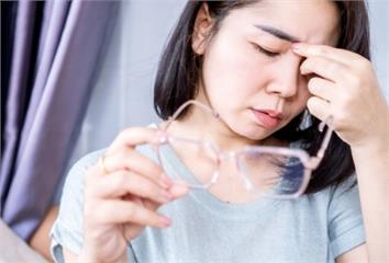 常眼睛疲勞又模糊？ 眼科醫：天天做「這4件事」改...