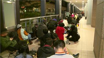 台北寶可夢中心今開幕　逾百人夜排搶卡牌