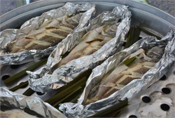 烤肉包食物別用錯！鋁箔紙亮面、霧面要用哪邊？專家...