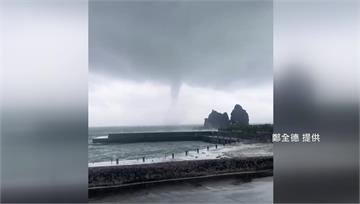 受樺加沙影響！ 綠島外海驚現「水龍捲」 水柱直竄...