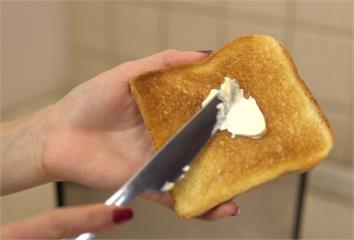 人造奶油是植物性比較健康？營養師揭真相  很多人...