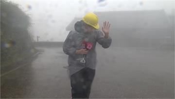 薔琵暴風圈觸陸！陽明山濃霧「能見度僅10公尺」 午後再現強勁風雨
