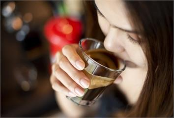 不只喝黑咖啡才健康！ 研究：咖啡加糖也能降死亡率