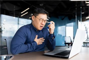 68歲男走路就喘竟罹菜瓜布肺  醫：乾咳超過1時...