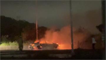 轎車爆炸燒到剩骨架 男駕駛稱「在車上烤肉」神情恍...