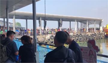 連假首日遊客奔小琉球 碼頭滿滿人潮