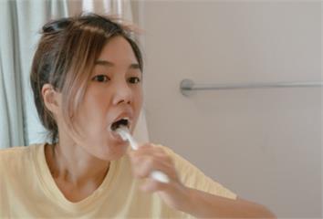 天天刷牙卻還是有牙菌斑？專家曝：很多人以為是色素...