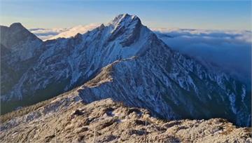 玉山-5.6度結霜、霧淞！主峰覆蓋白雪絕美 30...