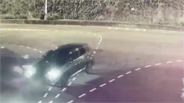 疑違規左轉！多元計程車遭撞 17歲女乘客拋飛當場...