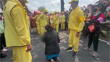 母抱重病兒跪地求保佑！媽祖慈悲停轎5分鐘 信徒目...