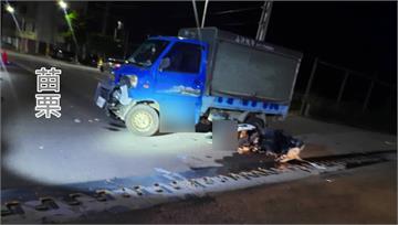 機車遭貨車撞飛險解體 18歲無照騎士送醫搶救 