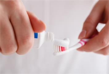沖牙機能取代牙刷、牙線嗎？ 用久了會傷害牙齒健康...
