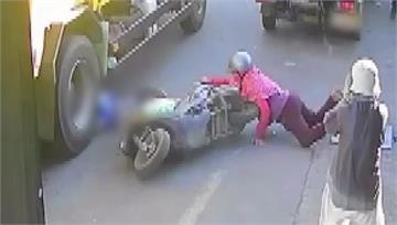 憾！7歲男童坐機車「誤催油門」遭垃圾車輾亡 外婆...
