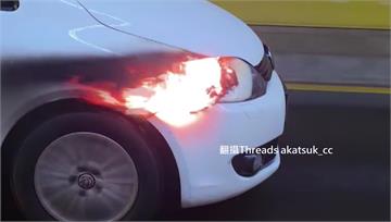 大哥你車著火了！男「火燒車」仍在開 驚險畫面曝