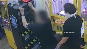 自認大力士？2賊徒手扯鎖.搬滅火器砸兌幣機 狂攻半小時糗態全被拍
