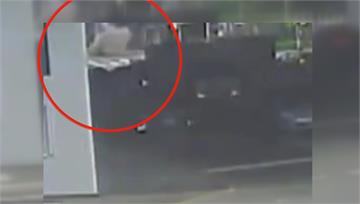 板橋縣民大道驚傳爆炸 路面炸出大洞、白煙狂竄畫面...