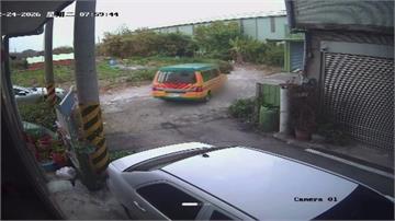 狗拴鐵門上遭娃娃車迴轉撞亡 飼主控冷處理