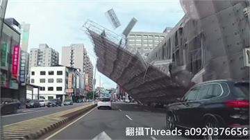 台中市區颳驚人強風「路旁整排鷹架吹倒」 騎士、駕...