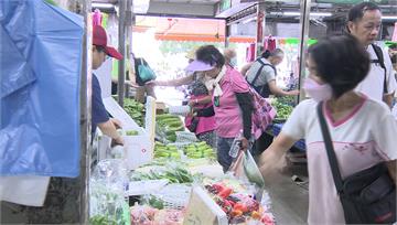 颱風襲！濱江市場「買菜潮」 菜販：葉菜類漲近1倍
