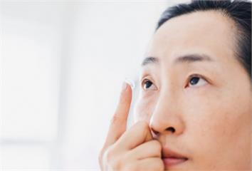 「戴一晚角膜塑形片 白天換隱眼」可嗎？醫解答 小...