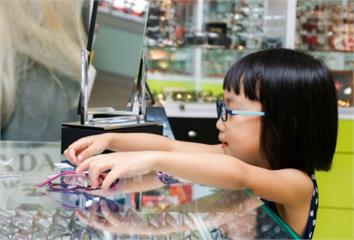 孩子近視度數狂飆該戴角膜塑型片嗎？  醫揭「適用...