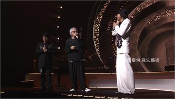 消失八年張宇滿頭白髮現身游鴻明演唱會 合體飆唱震...