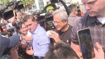 來者不拒！黃仁勳親簽一整盒棒球 喊「不可以拿去賣」