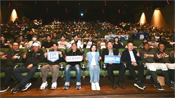 邱議瑩包場《冠軍之路》邀導演龍男座談 親臨高雄與...