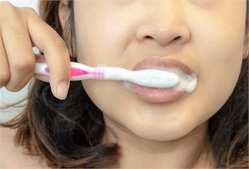 敏感性牙膏改善牙齒酸軟？ 醫：刷牙後要做1動作才...