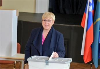 擊敗保守派老將 穆沙勝出成為斯洛維尼亞首位女總統