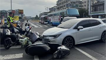 高雄連環撞事故！轎車搶快左轉挨撞再衝待轉區 2駕駛+4騎士傷