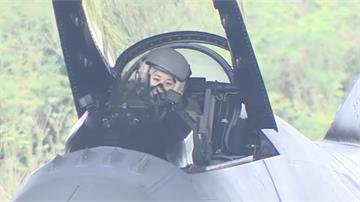 空軍潛力裝掛操演 美女飛官「陳怡慈」沉穩機務檢查...