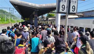 火車都是人！熱心民眾連假湧入光復災區支援 台鐵加...
