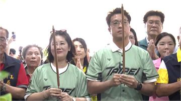 沈伯洋首度挑戰划龍舟 透露女兒化身「教練」示範