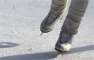 戰鬥民族超狂阿嬤 穿「溜冰鞋」渡冰湖採買