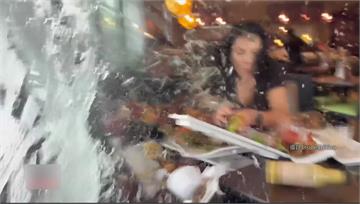 差點成最後一餐...美食網紅拍片「遇休旅車失控撞...
