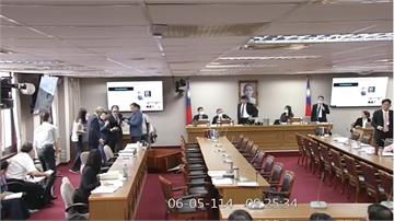 備詢中突昏倒！ 考試院秘書長劉建忻「撞翻備詢台」...
