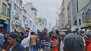 斯里蘭卡宣告破產　抗議群眾闖入總統官邸　傳總統已...
