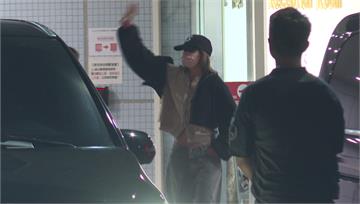 BLACKPINK深夜抵高雄 粉絲接機難掩興奮