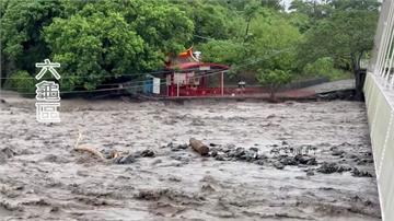 暴雨狂襲高雄山區！六龜溪水暴漲 土石流逼近下方民...