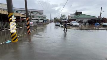 七股篤加國小淹水 操場變「泳池」水深及膝蓋